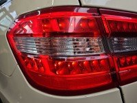 Lampa tył lewa Mercedes, Z BŁOTNIKA 09-12 Uszkodzone zaczepy trzymające boczną osłonę. Brak naklejki z numerem Mercedes W212...
