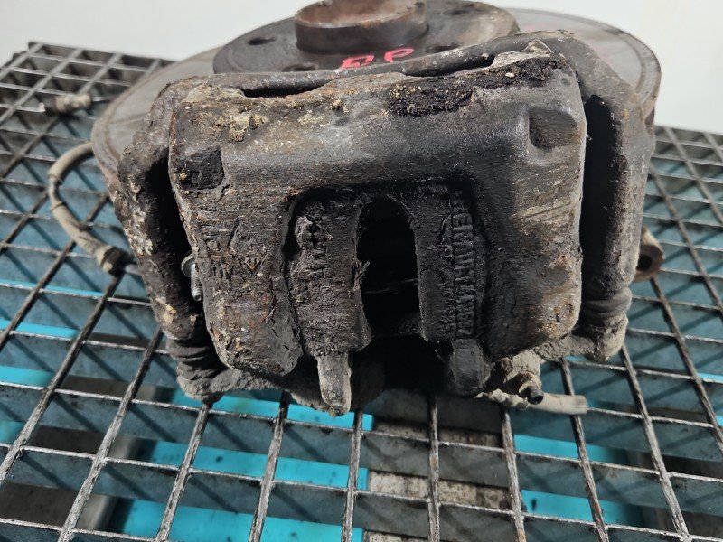 Zacisk przód prawy Opel Vivaro 2.5 cdti