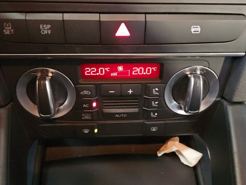 Konsola panel nawiewu Audi A3 8P 8P0820043BG, A2C53301899