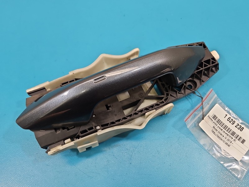 Klamka przód prawa zewnętrzna Skoda Octavia IV 8V0839885 LF7Y