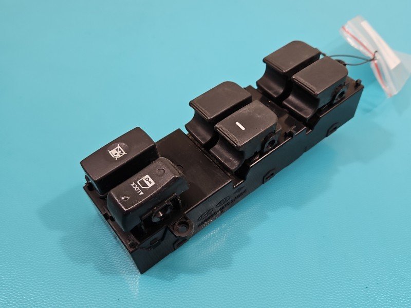 Przełącznik szyb Kia Soul I 08-13 93570-2K000 SZYB X4 EU