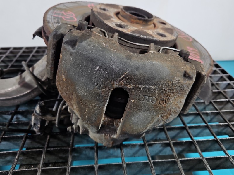 Zacisk przód prawy Audi A4 B6 2.0 20V