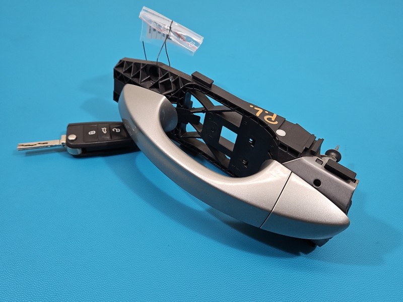 Klamka przód lewa zewnętrzna Skoda Fabia III