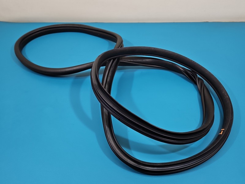 Uszczelka drzwi tył lewa Kia Stinger