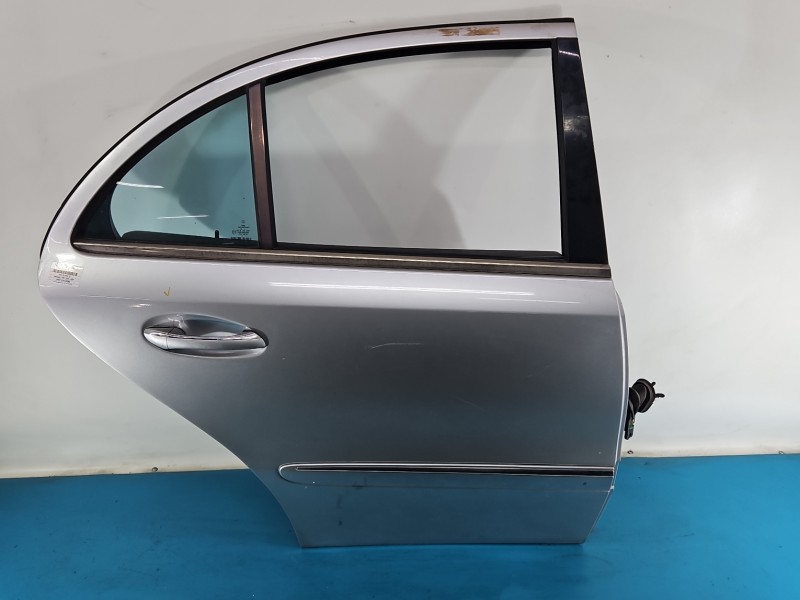 Drzwi tył prawe Mercedes W211 sedan 4d srebrny 744