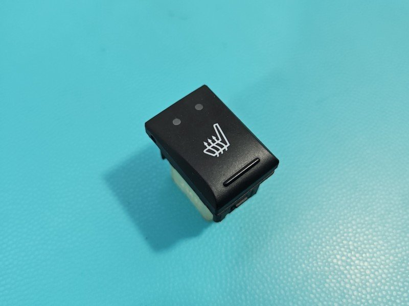 Przełącznik Producent części: JEEP, PODGRZEWANIE FOTELI LEWY TYŁ Jeep Grand Cherokee IV WK2 68059873AB