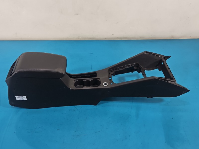 Podłokietnik TUNEL Skoda Octavia III 5E1863241 EUROPA