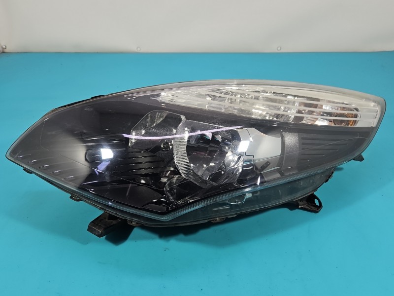 Reflektor lewy lampa przód Renault Scenic III EUROPA 260608682R