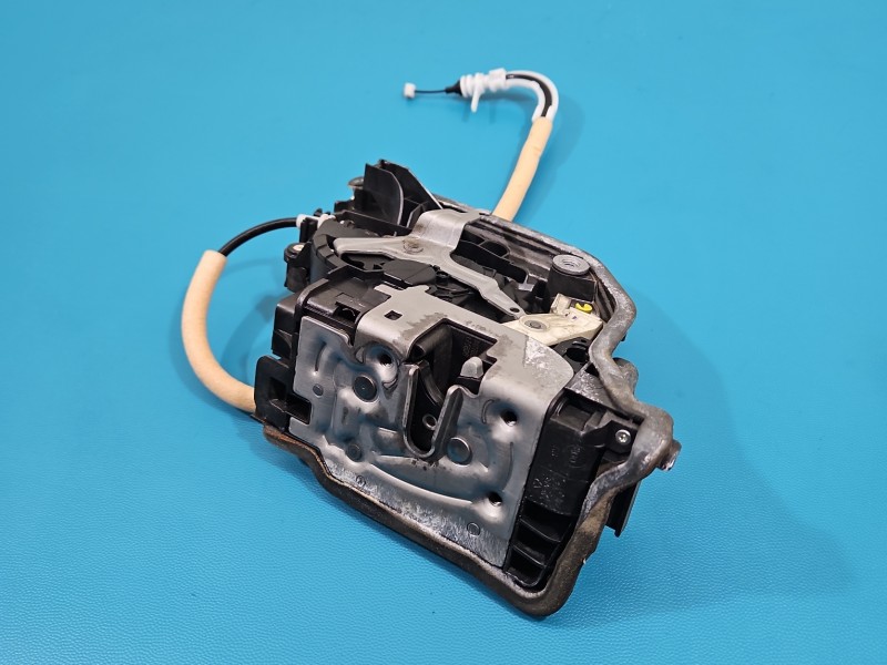 Zamek przód prawy 7477688 BMW G30 EUROPA Producent części: BMW, Europejska, 4pin