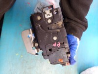 Zamek przód prawy 4E1837016 Audi A3 8P EUROPA Producent części: Audi, 7 pin BRAK CIĘGNA WIDOCZNEGO NA ZDJ.