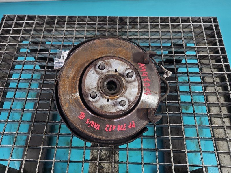 Zwrotnica prawa piasta przód 1.3 vvti Toyota Yaris III