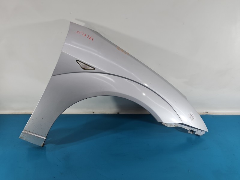 Błotnik przód prawy Ford Focus Mk1 srebrny 08
