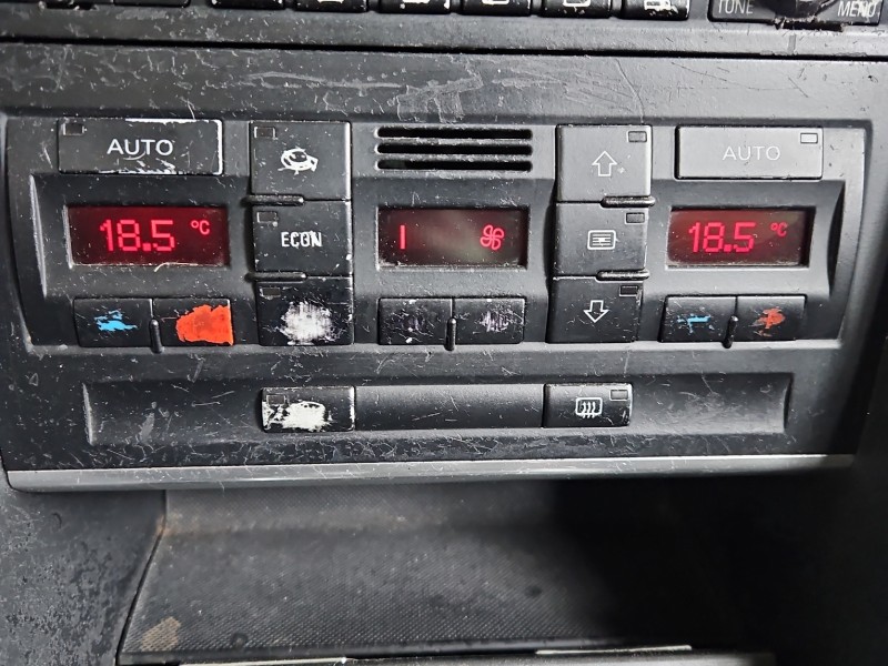 Konsola panel nawiewu Audi A4 B6 8E0820043M
