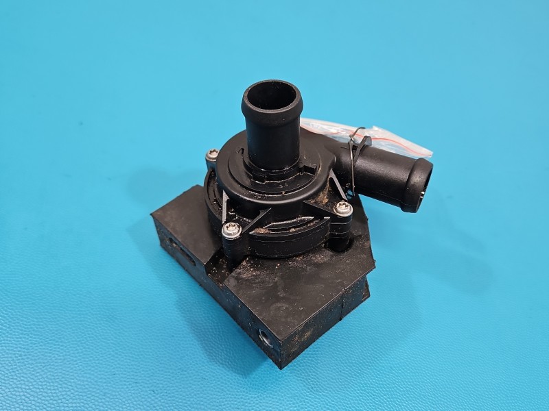 Pompka obiegu wody pompa Skoda Kamiq 1.0 TSI 5Q0965567N