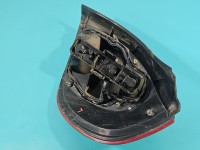 Lampa tył lewa Nissan Almera N16 HB 00-03 przed liftem hatchback Z LISTWĄ ŻARÓWKOWĄ EUROPA
