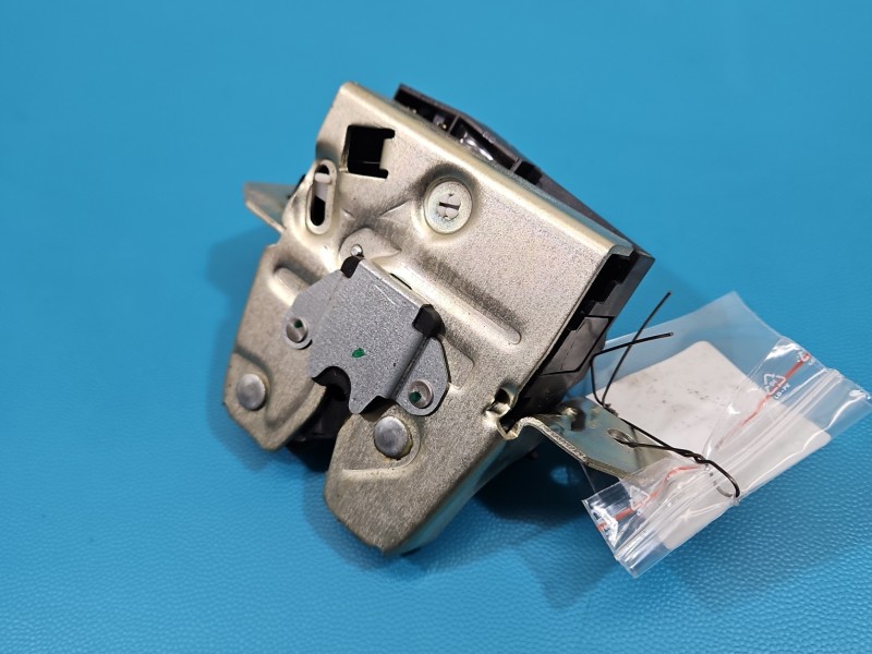 Zamek klapy tył A2467401100 MERCEDES W176 HB Mercedes, 4pin