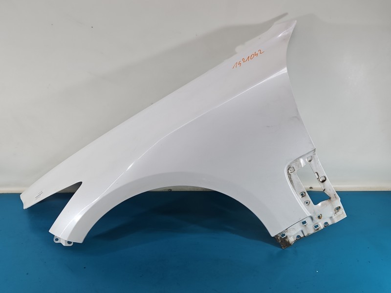 Błotnik przód lewy Kia Stinger SNOW WHITE PEARL