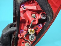 Lampa tył lewa TOYOTA, Uszkodzone jedno mocowanie. Urwane kołki Toyota Rav4 III 05- HB