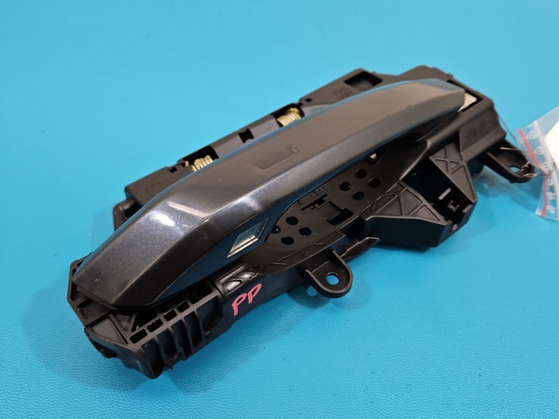 Klamka przód prawa zewnętrzna Audi A4 B9 8W02837812A LX7L