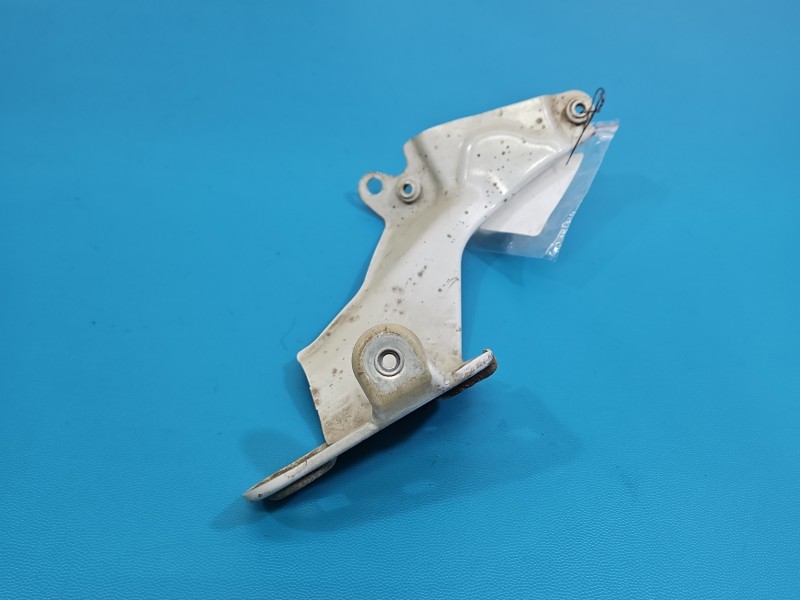 Mocowanie przód - lewa, Europejska, błotnika lewy przód / biały LS9R uchwyt 5E3821227 Skoda Octavia IV