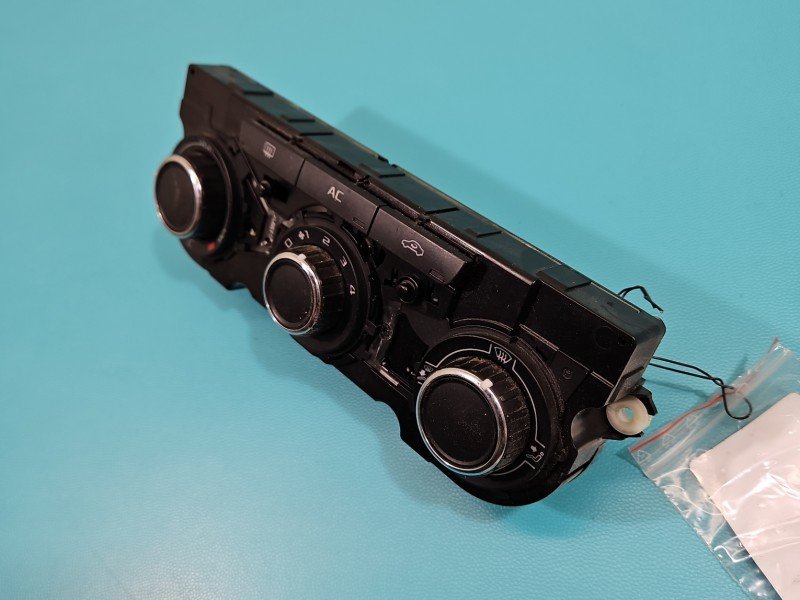 Konsola panel nawiewu Skoda Yeti 3T0820047M Konsola panel nawiewu Skoda Yeti 3T0820047M