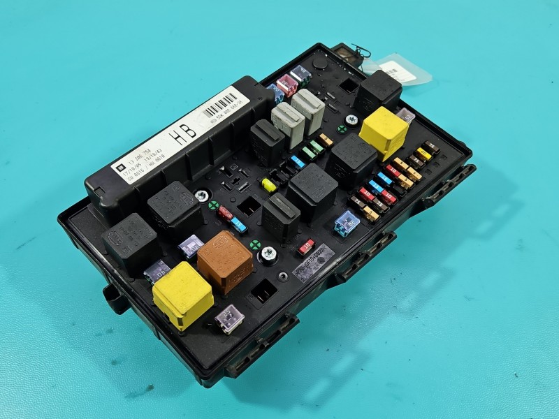 Skrzynka bezpieczników Opel Zafira B 13206754