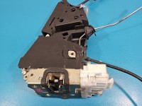 Zamek przód prawy 1697202835 Mercedes W245 EUROPA 4pin. Uszkodzone zaczepy trzymające wtyczke