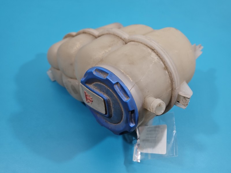 Zbiorniczek Zbiornik wyrównawczy Audi A4 B9 2.0 TFSI