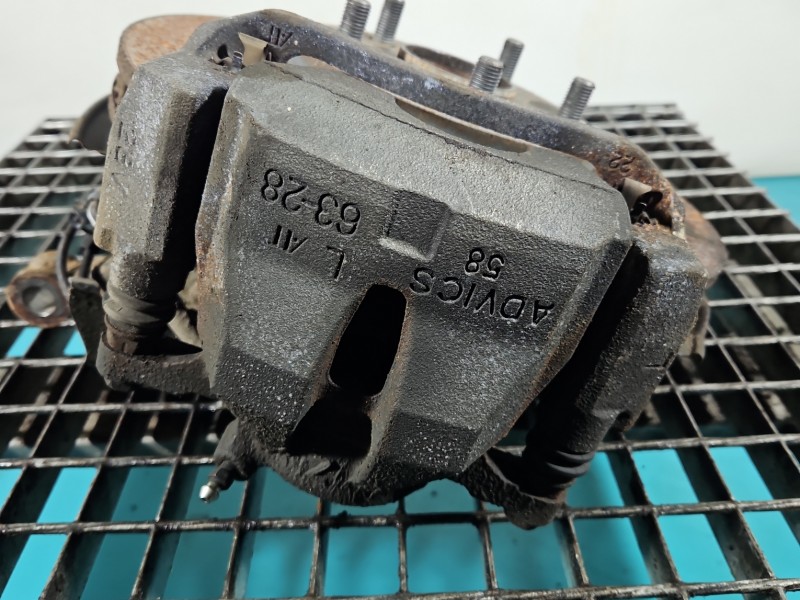 Zacisk przód lewy Toyota Auris II 1.8 hybryda