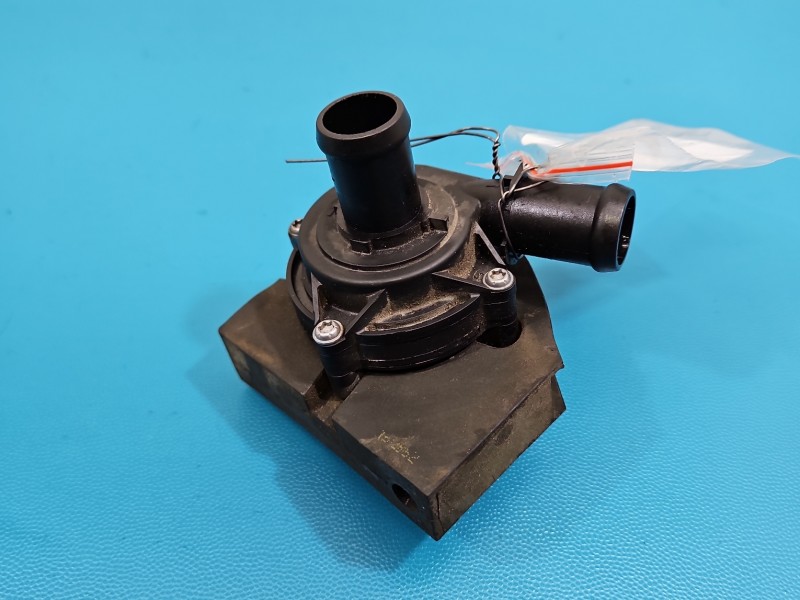 Pompka obiegu wody pompa Vw Golf VII 1.2 TSI 5Q0965567