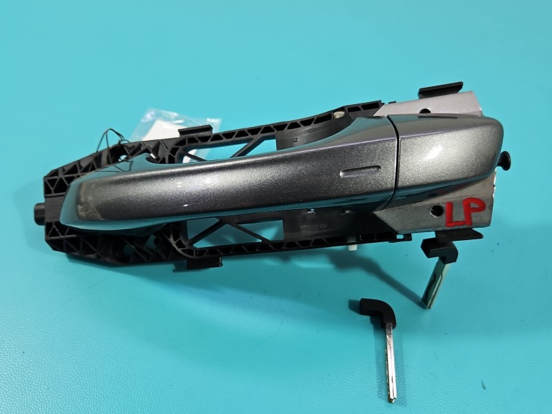 Klamka przód lewa zewnętrzna Seat Ateca 5N0837885H LF7C
