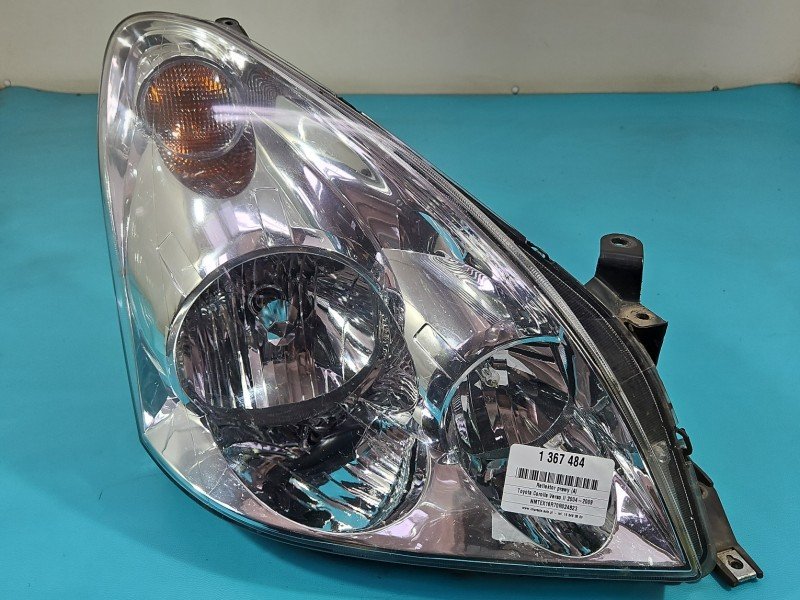 Reflektor prawy lampa przód Toyota Corolla Verso II EUROPA