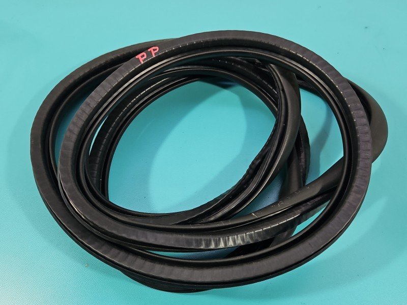 Uszczelka drzwi przód prawa Peugeot 3008 II