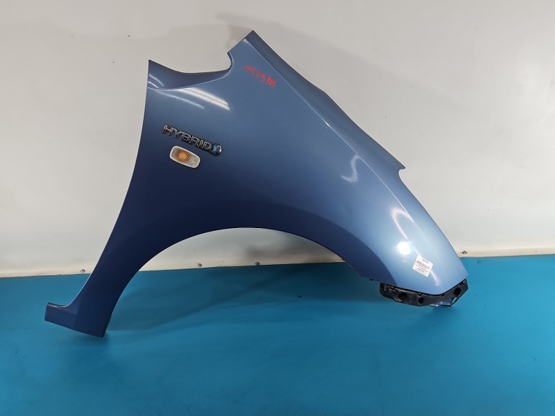 Błotnik przód prawy Toyota Prius II XW20 03- 8S2