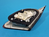 Lampa tył lewa Producent części: OPEL, 09-12 Z KLAPY BAGAŻNIKA Z LISTWĄ ŻARÓWKOWĄ hatchback Opel Astra IV J HB