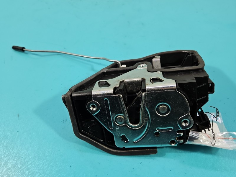 Zamek przód lewy 7202143 Bmw f10 f11 EUROPA Producent części: BMW, 7pin, uszkodzone mocowanie