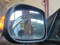 Lusterko lewe VOLVO V70 III 8pin, rysy na obudowie. Dwie rysy na szkle o długości dwóch centymetrów 472-46 europa