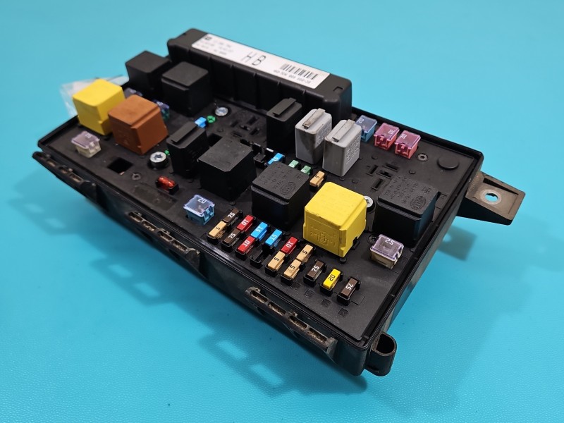 Skrzynka bezpieczników Opel Astra III H 13206754