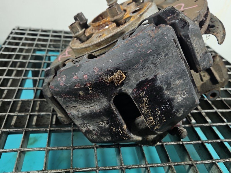 Zacisk przód prawy Vw Golf V 2.0 tdi (BKD)