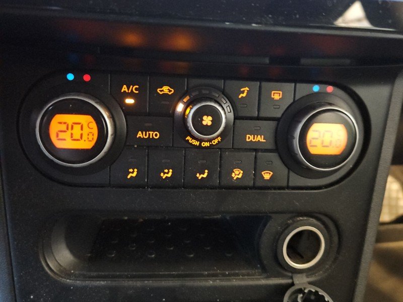 Konsola panel nawiewu Nissan Qashqai I J10 06-13 27500-BR45A