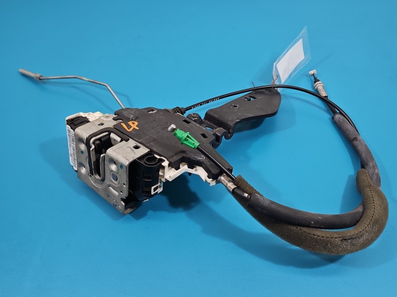 Zamek przód lewy P04589913AE Fiat Freemont EUROPA Producent części: FIAT, 4pin