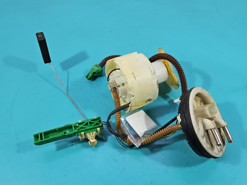 pompka Pompa paliwa Audi A6 C5 2.4 V6 Producent części: Audi, 4 pin