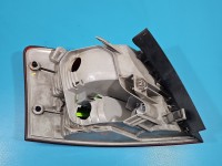Lampa tył prawa Producent części: Audi, Pęknięcie przy zaczepie KOMBI AVANT W BŁOTNIK BEZ LISTWY ŻARÓWKOWEJ Audi A4 B7 kombi