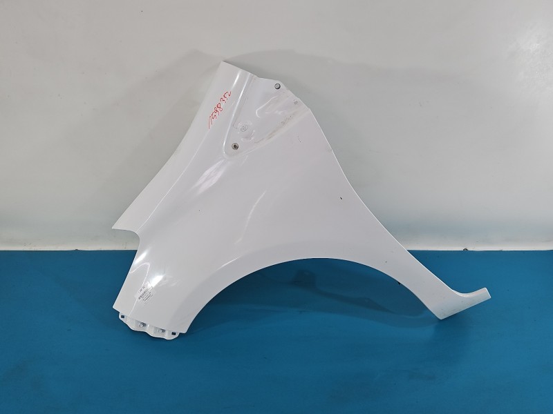 Błotnik przód lewy Toyota Yaris III 040