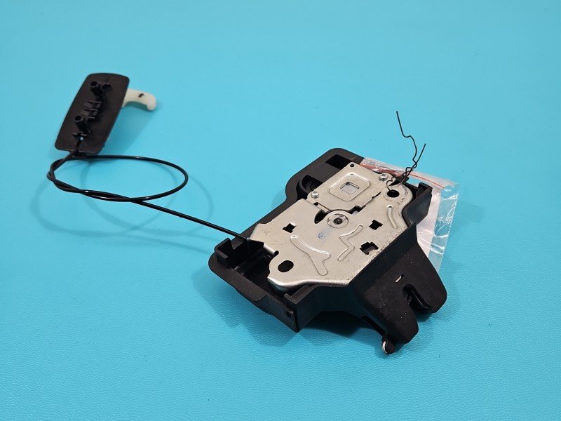 Zamek klapy tył infiniti Q50 I 13-17 sedan 3pin. Brak nr