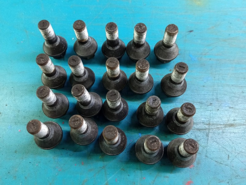 Śruby kół Renault Trafic III szpilki