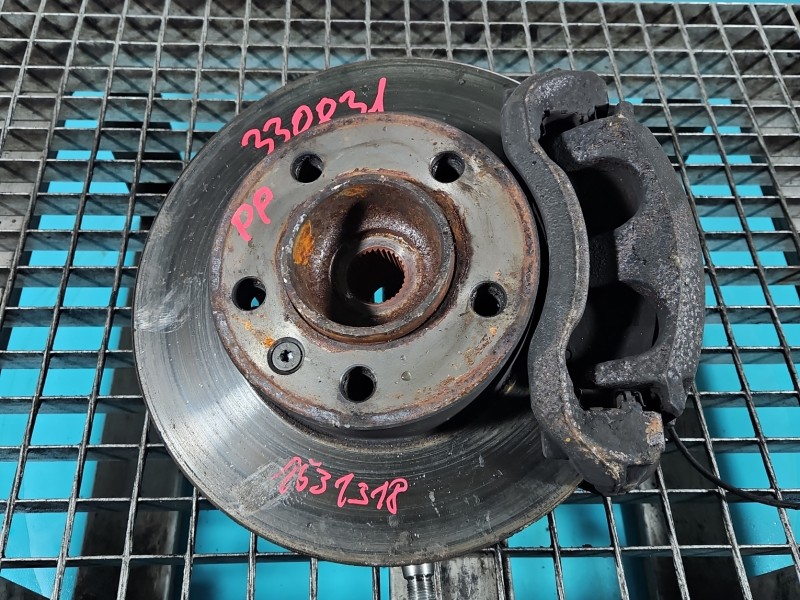 Zwrotnica prawa piasta przód 2.3 DCI Renault Master III 10-24