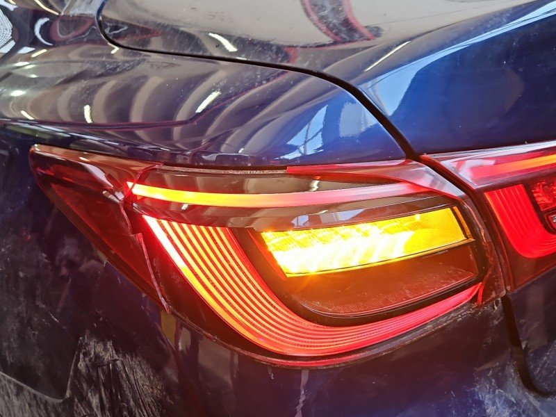 Lampa tył lewa Z BŁOTNIKA 13-24 Uszkodzony klosz NA CZEŚCI infiniti Q50 I 13-17 sedan