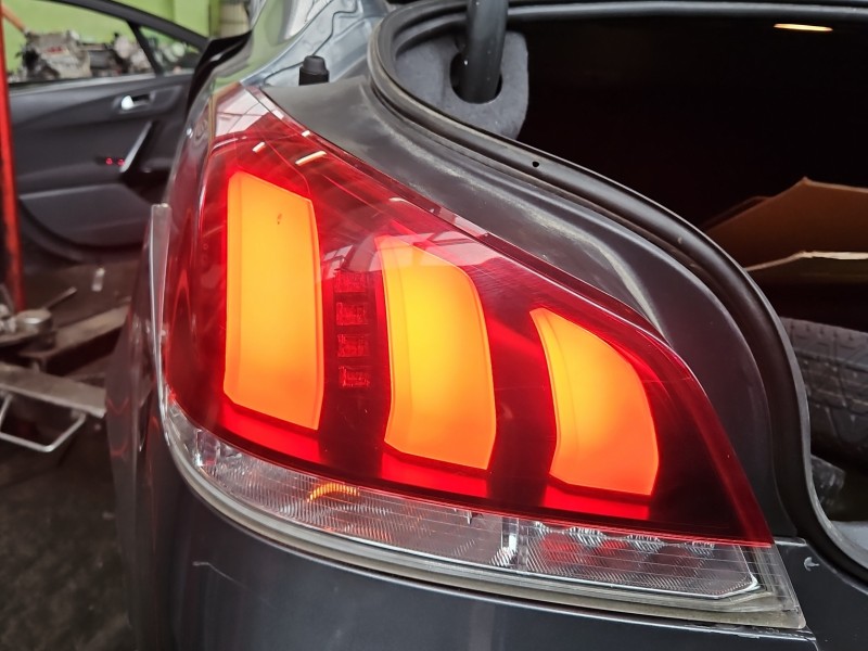 Lampa tył lewa Peugeot, LED Z BŁOTNIKA 14-18 peknieta KOITO Peugeot 508 I sedan EUROPA