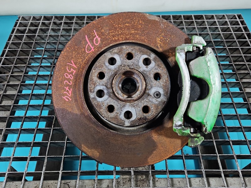 Zwrotnica prawa piasta przód 2.0 TDI Vw Passat B8